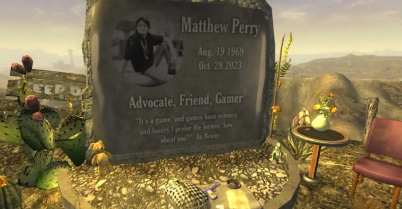 La lapide con la dedica a Matthew Perry La lapide con la dedica a Matthew Perry