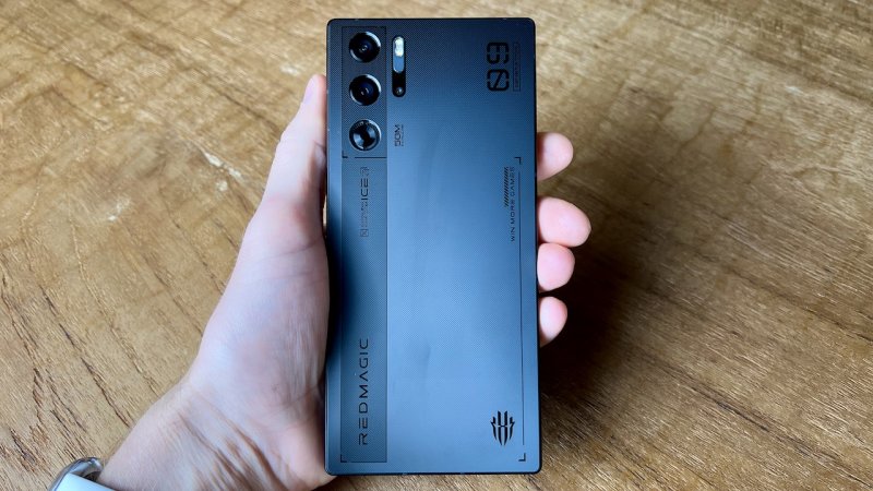 REDMAGIC 9 Pro ripropone il design squadrato inaugurato con la precedente generazione, ma con una vena più cool REDMAGIC 9 Pro ripropone il design squadrato inaugurato con la precedente generazione, ma con una vena più cool