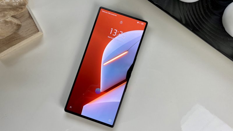 Come da tradizione, lo schermo di REDMAGIC 9 Pro è privo di interruzioni perché la fotocamera è incastonata sotto lo schermo Come da tradizione, lo schermo di REDMAGIC 9 Pro è privo di interruzioni perché la fotocamera è incastonata sotto lo schermo