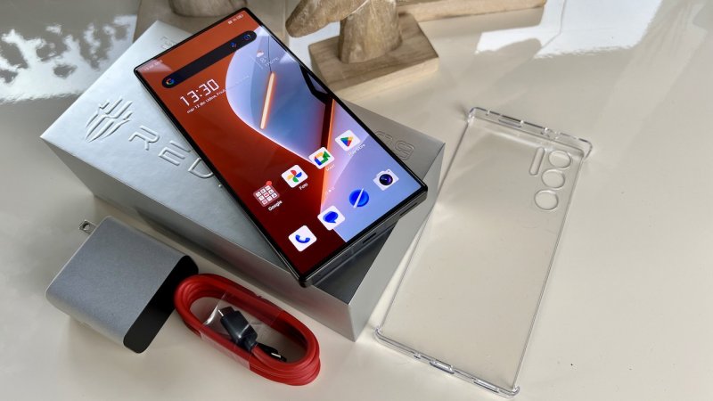 La confezione di REDMAGIC 9 Pro comprende una cover in plastica rigida, un alimentatore da 80 Watt e un cavo USB-C La confezione di REDMAGIC 9 Pro comprende una cover in plastica rigida, un alimentatore da 80 Watt e un cavo USB-C