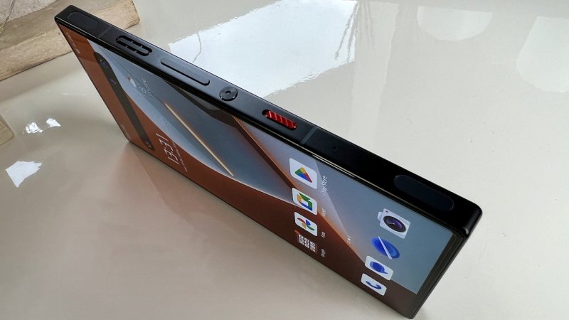 REDMAGIC 9 Pro presenta il caratteristico slider rosso per la modalità Gioco e i tasti dorsali capacitivi REDMAGIC 9 Pro presenta il caratteristico slider rosso per la modalità Gioco e i tasti dorsali capacitivi