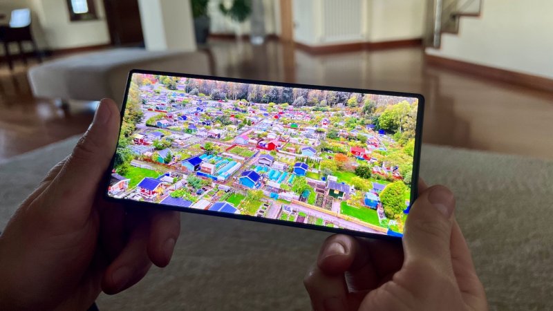 Il display di REDMAGIC 9 Pro è di ottima qualità, anche se non è anni luce avanti rispetto a quello dello scorso anno Il display di REDMAGIC 9 Pro è di ottima qualità, anche se non è anni luce avanti rispetto a quello dello scorso anno