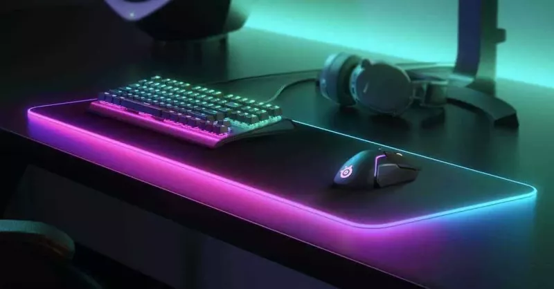 Illuminato da mille colori o minimale poco importa, il tappetino per mouse o tastiera è un must have