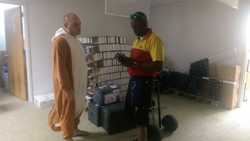 James Morgan travestito da scoiattolo consegna a UPS le scatole di Indie Box James Morgan travestito da scoiattolo consegna a UPS le scatole di Indie Box