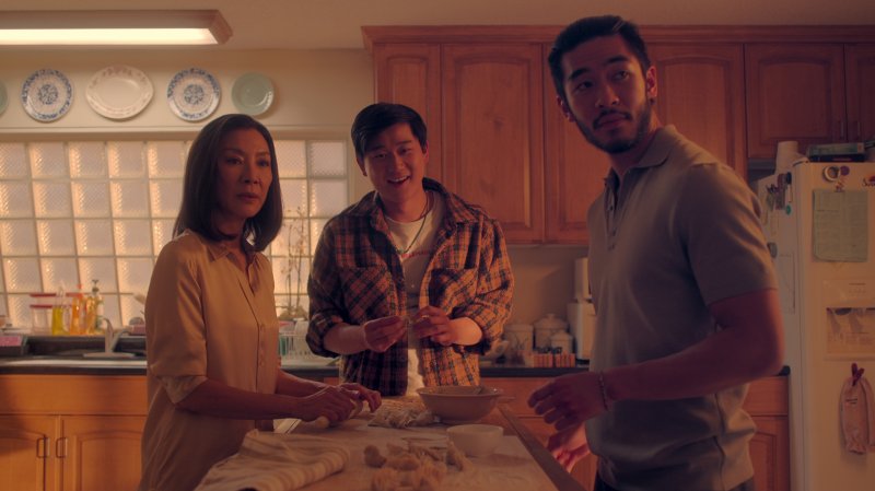 Michelle Yeoh, Sam Li e Justin Chien in The Brothers Sun Michelle Yeoh, Sam Li e Justin Chien in The Brothers Sun
