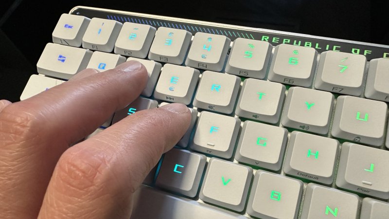 Gli switch optomeccanici della ASUS ROG Falchion RX Low-Profile restituiscono un ottimo feedback