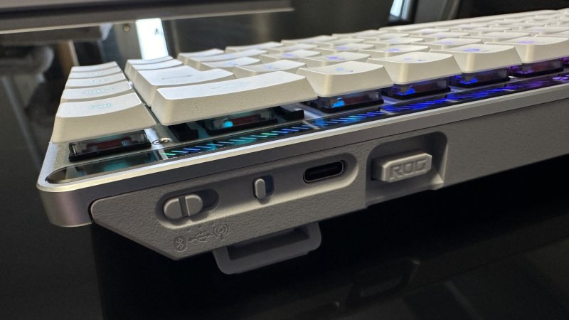 I selettori posteriori per la modalità di connessione della ASUS ROG Falchion RX Low-Profile