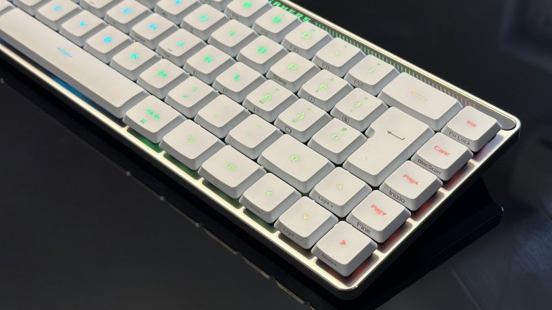 Il dettaglio della zona destra con le frecce direzionali della ASUS ROG Falchion RX Low-Profile