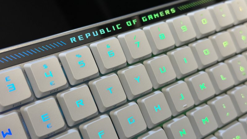 La barra RGB superiore della ASUS ROG Falchion RX Low-Profile