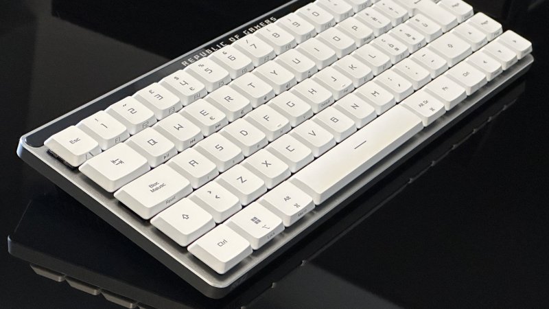 ASUS ROG Falchion RX Low-Profile utilizza un layout compatto al 65% su di una struttura al 60%