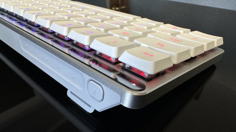 Il dettaglio del touchpad posteriore della ASUS ROG Falchion RX Low-Profile