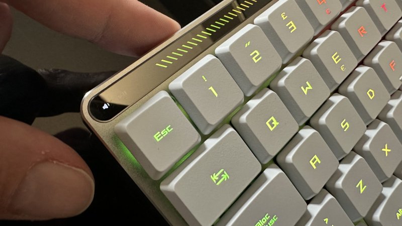 Il touchpad sul retro della ASUS ROG Falchion RX Low-Profile consente di pilotare alcune funzioni