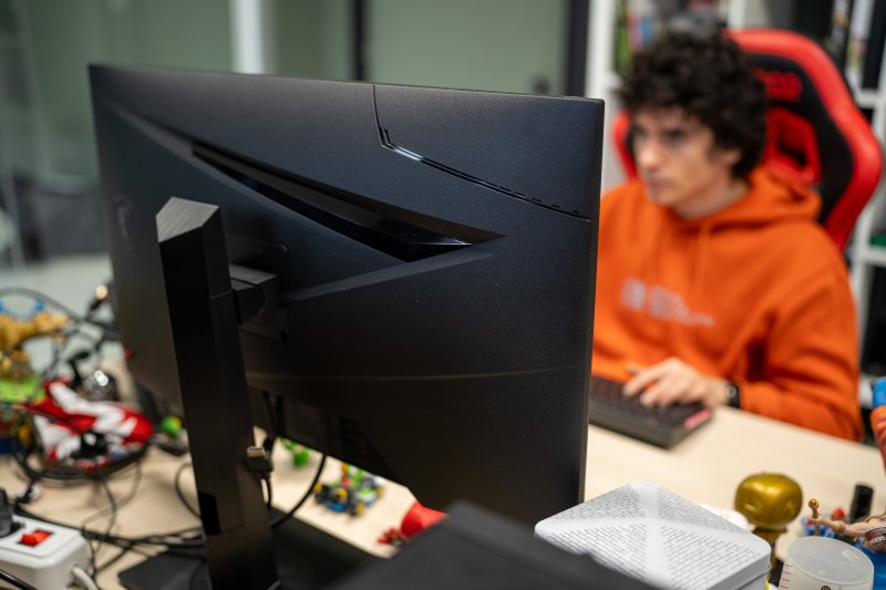 MSI MAG 274UPF ha il design classico della serie MAG