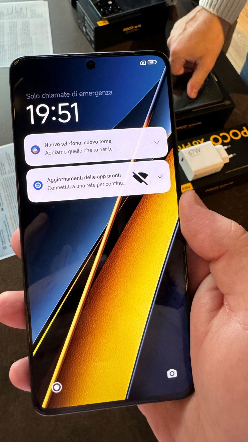 Il protagonista della nostra prova è stato senza dubbio il display AMOLED da 6.67 pollici che, vista la fascia di prezzo, ci ha davvero convinti