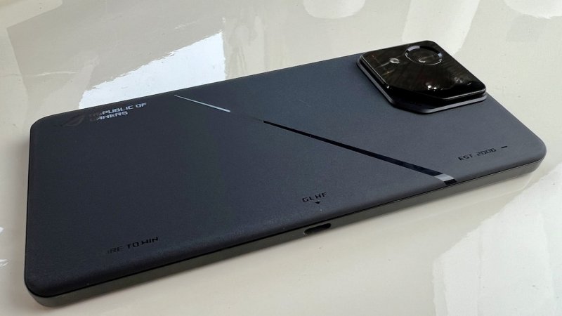 Il design di ROG Phone 8 Pro è stato completamente rinnovato