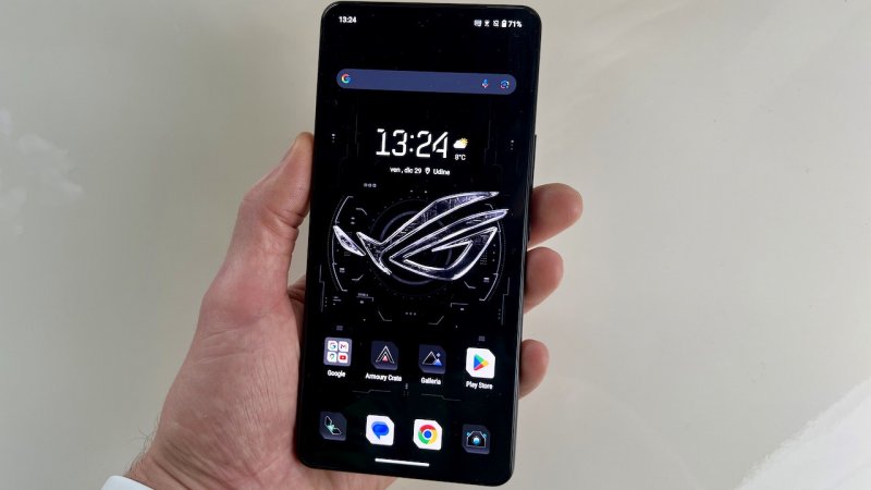 Il display di ROG Phone 8 Pro sfrutta la tecnologia LTPO per scalare automaticamente la frequenza di aggiornamento