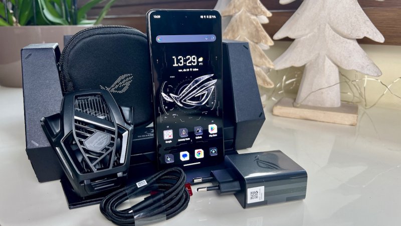 La particolare confezione di ROG Phone 8 Pro con tutti i suoi accessori