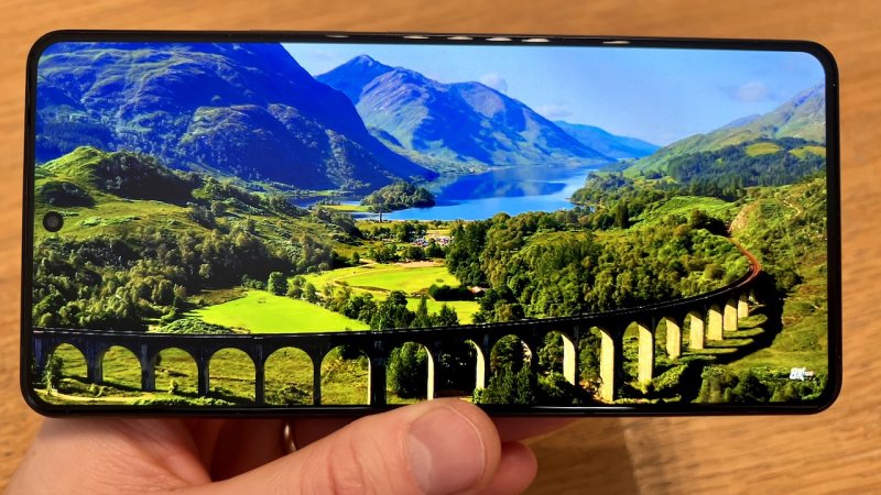 Il display di ROG Phone 8 Pro è ottimo e la luminosità molto elevata