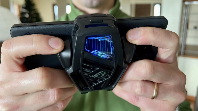 L'AeroActive Cooler X si collega alla porta USB-C laterale, raffredda il dispositivo e aggiunge due tasti fisici