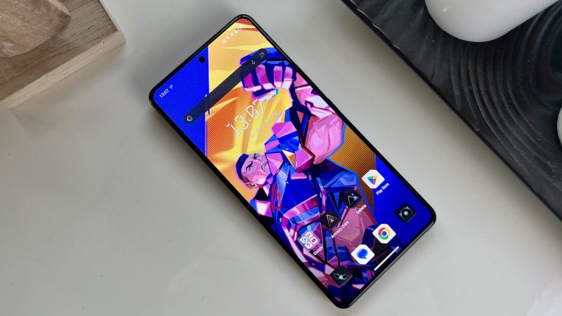 ROG Phone 8 Pro ha cornici molto più sottili, ma al costo di mettere la fotocamera anteriore in un punch hole sullo schermo