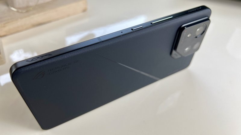 Anche i tasti dorsali capacitivi beneficiano della migliore ergonomia di ROG Phone 8 Pro