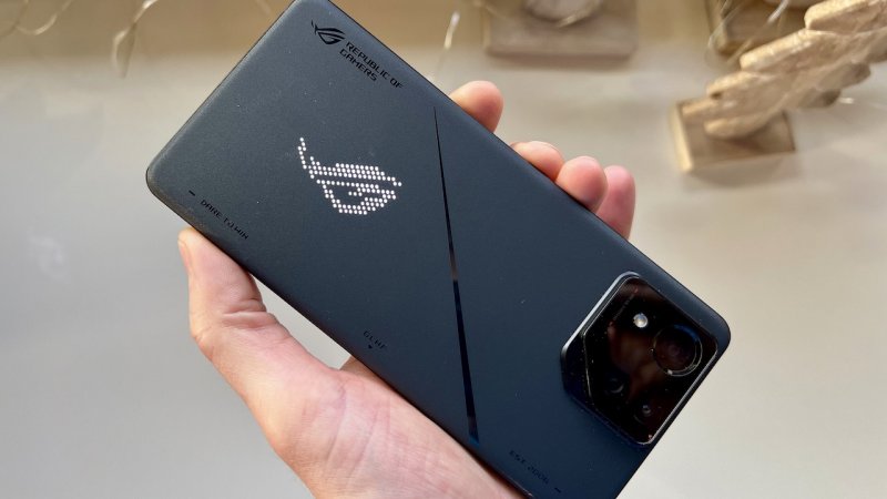 Il display personalizzabile AniME Vision sulla scocca posteriore di ROG Phone 8 Pro