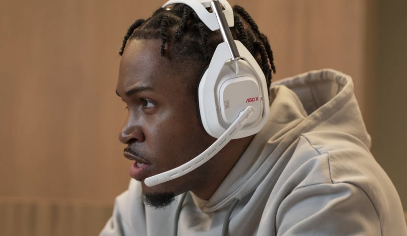 Il microfono delle cuffie Astro A50 X è sufficientemente lungo per arrivare nella posizione corretta davanti alla nostra bocca