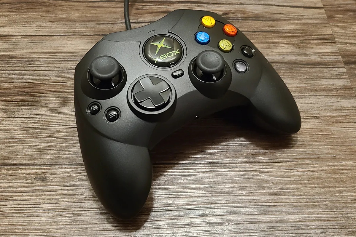 Xbox: da Hyperkin arriva una riedizione dell'originale Xbox S controller con effetto Hall