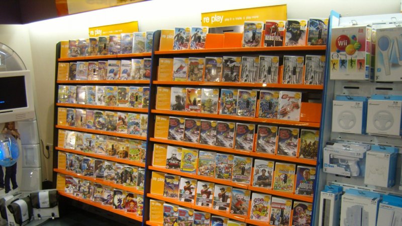 Lo scaffale dei videogiochi usati