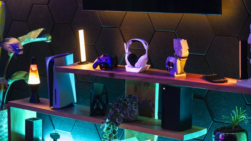 Le cuffie Astro A50 X sono perfette in una postazione di gioco simile, dove si hanno numerose macchine da gioco