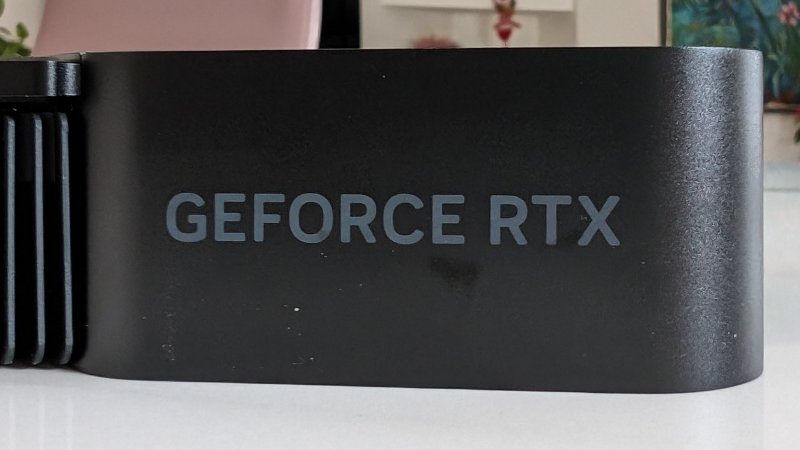 Un dettaglio della seconda scritta impressa sulla scheda, visibile una volta installata nel case