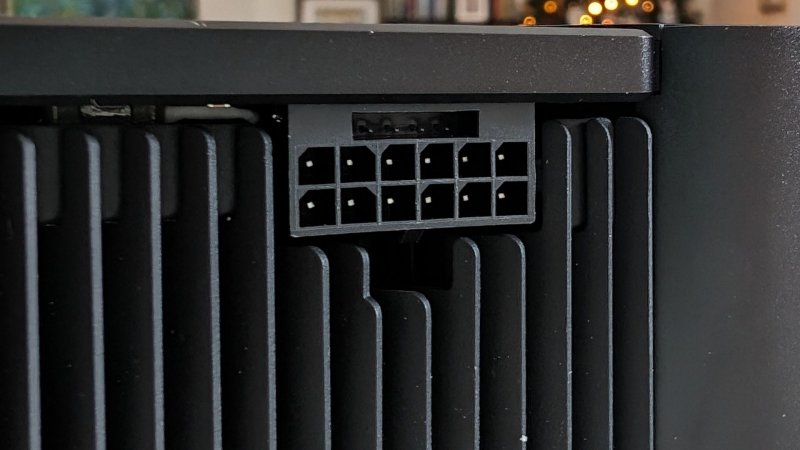 La 4070 Super presenta il connettore PCIe Gen 5 per l'alimentazione ma nella confezione è presente anche l'adattatore per 2 ausiliari 8-pin