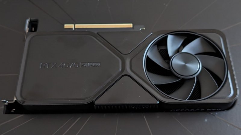 La NVIDIA GeForce RTX 4070 Super nella confezione tipica delle Founders Edition