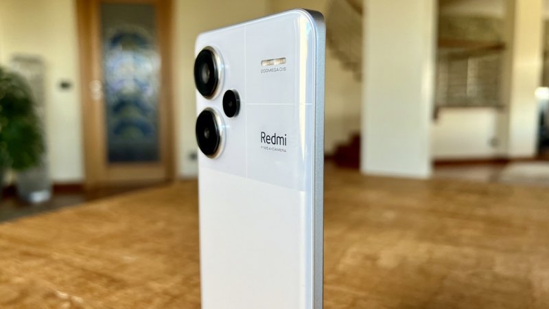 Il modulo fotocamere posteriore di Redmi Note 13 Pro+ 5G Il modulo fotocamere posteriore di Redmi Note 13 Pro+ 5G
