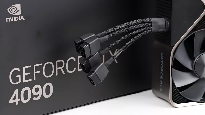 Adattatore PCIe 12HVPWR: appare evidente quanto le dimensioni siano a vantaggio del nuovo cavo