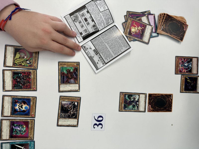 Gli sviluppatori della KONAMI sono riusciti a trasformare in forma cartacea un tutorial che sembra preso di peso da un videogioco