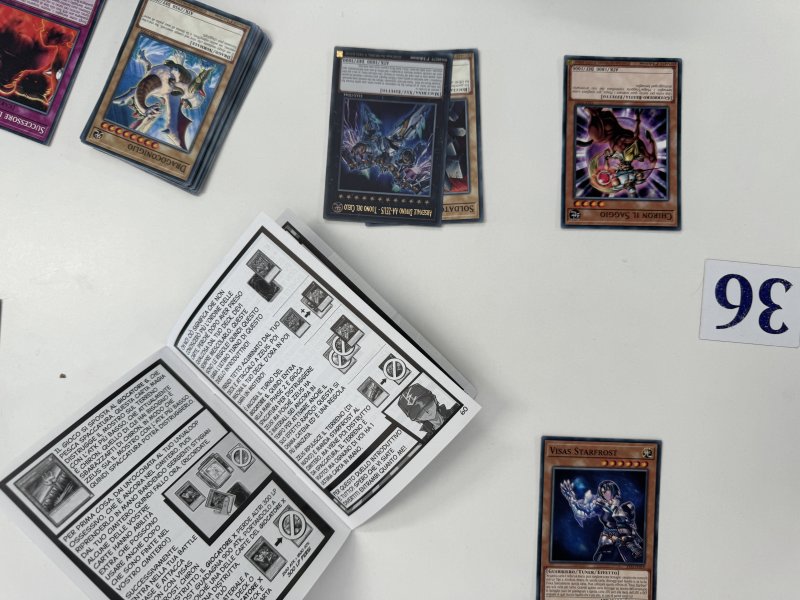Quello dato da KONAMI con questo Starter Set per due Giocatori è un esempio che ci auguriamo seguano diversi giochi di carte per quanto riguarda il rapporto tra l'accrescimento della base dei giocatori e l'accessibilità delle meccaniche