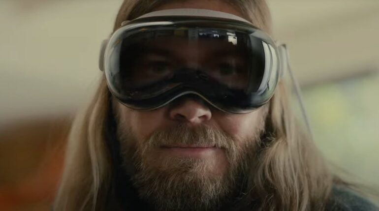 Questo nuovo annuncio di Apple, condiviso sul canale YouTube, anticipa il lancio del Vision Pro negli Apple Store degli Stati Uniti previsto per venerdì 2 febbraio