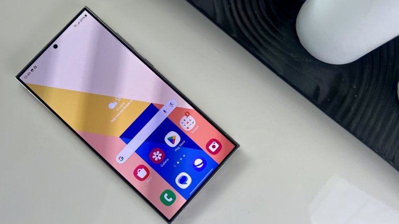 Lo schermo di Samsung Galaxy S24 Ultra è completamente piatto, abbandonando i bordi curvi del precedente modello Lo schermo di Samsung Galaxy S24 Ultra è completamente piatto, abbandonando i bordi curvi del precedente modello