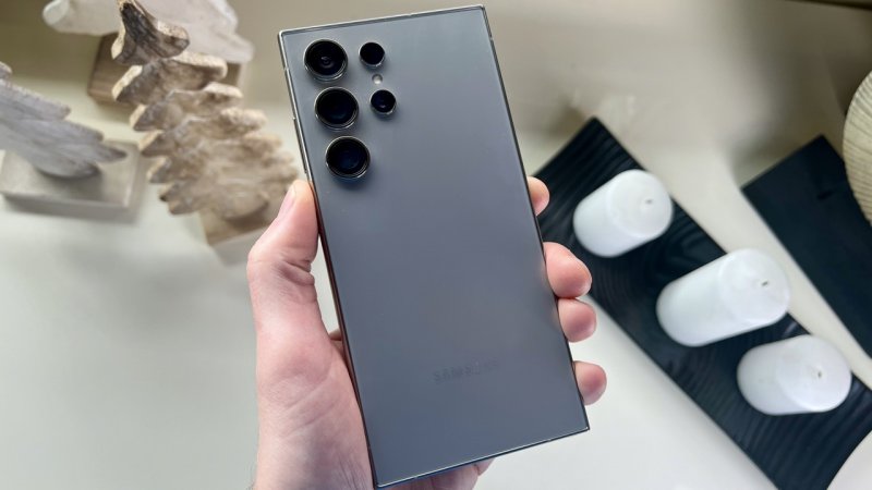 Il design di Samsung Galaxy S24 Ultra cambia poco rispetto al passato, ma stavolta la cornice è in titanio Il design di Samsung Galaxy S24 Ultra cambia poco rispetto al passato, ma stavolta la cornice è in titanio