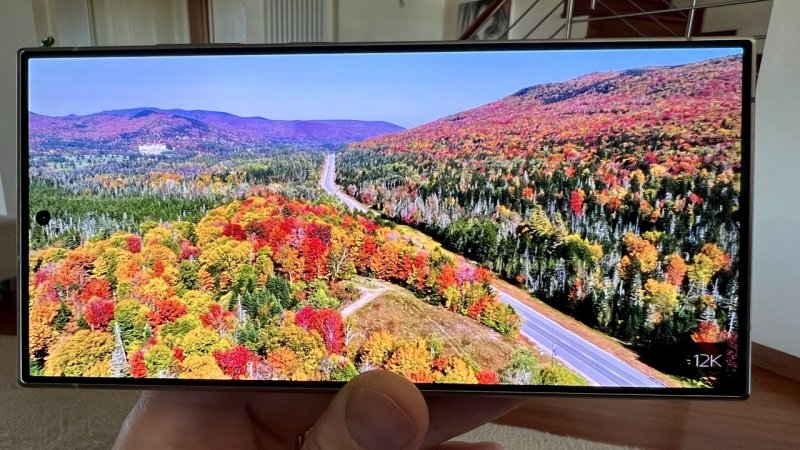 Il display di Samsung Galaxy S24 Ultra è eccellente e la copertura in Gorilla Armor riduce i riflessi Il display di Samsung Galaxy S24 Ultra è eccellente e la copertura in Gorilla Armor riduce i riflessi