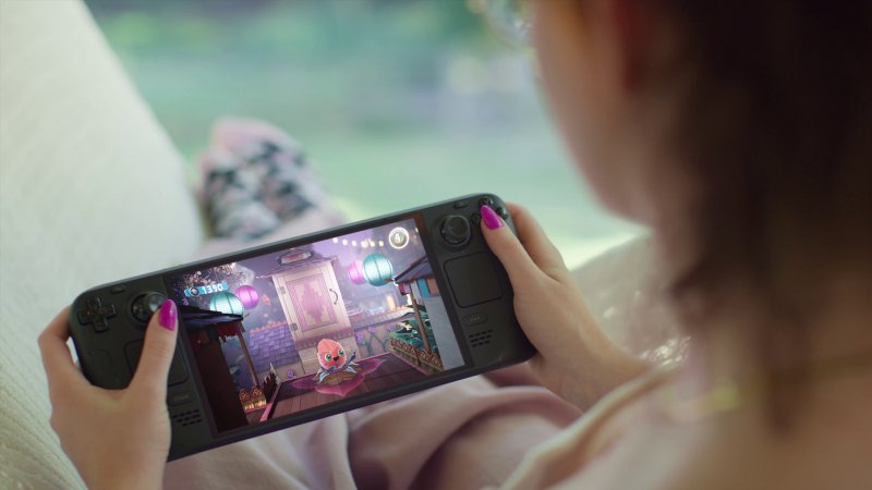 La maggiore luminosità e la qualità superiore dello schermo permettono di giocare senza problemi Steam Deck OLED anche all'aperto. La versione da 1 TB ha anche uno schermo anti-riflesso La maggiore luminosità e la qualità superiore dello schermo permettono di giocare senza problemi Steam Deck OLED anche all'aperto. La versione da 1 TB ha anche uno schermo anti-riflesso