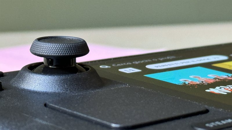 Gli stick analogici di Steam Deck OLED hanno una texture leggermente diversa da quella del vecchio Steam Deck Gli stick analogici di Steam Deck OLED hanno una texture leggermente diversa da quella del vecchio Steam Deck