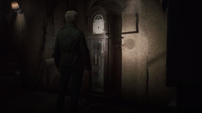 James Sunderland controlla l'orario in Silent Hill 2