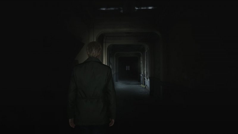 Il protagonista di Silent Hill 2 attraversa un corridoio buio
