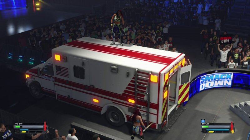 Negli Ambulance match di WWE 2K24 è possibile salire anche sull'ambulanza e continuare a malmenarsi Negli Ambulance match di WWE 2K24 è possibile salire anche sull'ambulanza e continuare a malmenarsi