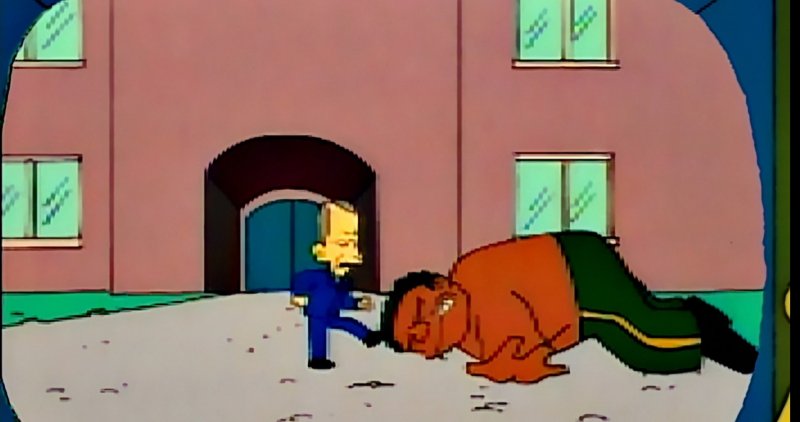 George Bush prende a calci il generale panamense