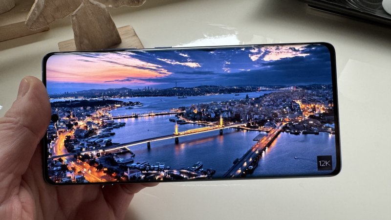 Il display è eccellente, uno dei migliori dell'intero mercato