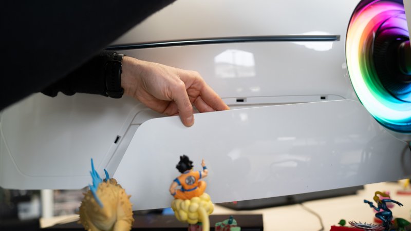 Il posizionamento della placca a copertura degli ingressi non è il punto forte del design di Samsung Odyssey Neo G9