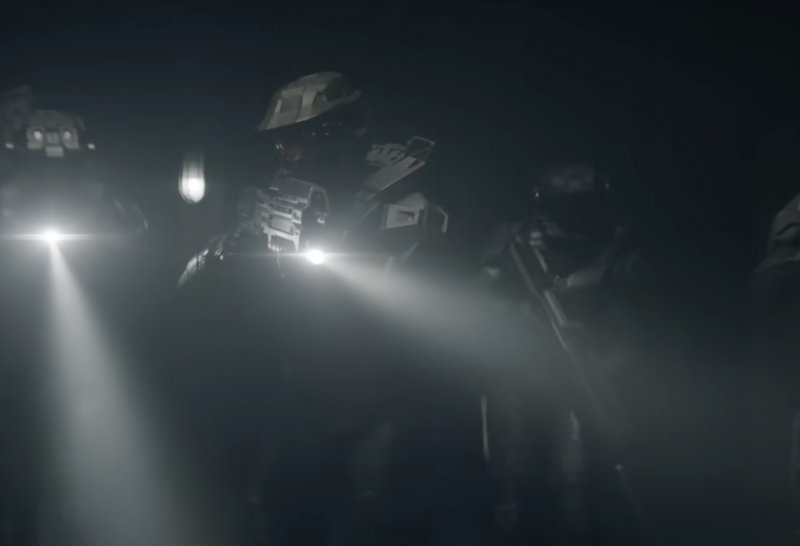 C'è uno iato considerevole tra la fine della prima stagione di Halo e la seconda, circa sei mesi, nel corso dei quali le cose si sono normalizzate dopo il caos degli ultimi episodi